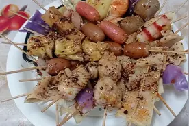 吃麻辣串串。简单好做太香了，比街上买的还好吃，快来一起做吧。视频封面