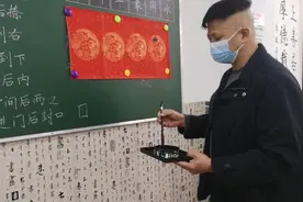 书法课堂上给学生讲一下写春联的的简单知识。他们可认真了！视频封面