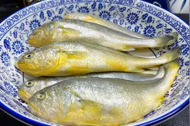 黄鱼的这个神仙做法太香了，不蒸不油炸，吃了30年都不腻，超解馋视频封面