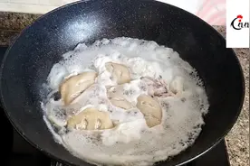 中翅焯水，去腥，一定要焯水，你看一下……