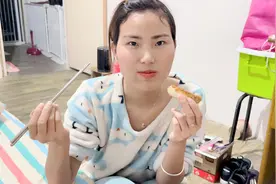 合租女友一起隔离20多天终于吃到肉了，突然她说让我换女朋友视频封面