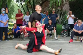 洋妞秀时尚现场一字马，现场观众纷纷叫好视频封面