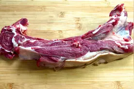 冬天进补少不了羊肉汤，这2个步骤就可以去除腥臊味，很鲜甜视频封面