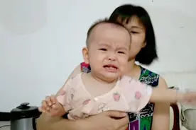 宝宝手被电扇打着了，哭的稀里哗啦的，都怪宝妈没有看住宝宝视频封面