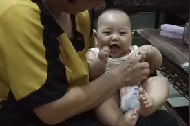 五个半月的宝宝20斤，奶奶不嫌累天天抱着，逗的孙子哈哈大笑