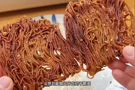 把挂面放入微波炉，没想到做出的干脆面这么好吃，又酥又脆视频封面