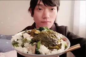 还完债身无分文，现在的我只配吃剩菜剩饭，配两包海带“，太扎心视频封面