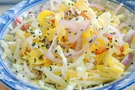 时令蔬菜拌上千岛酱再加一种调料，蔬菜沙拉美味可与饭店媲美。