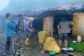 尼泊尔喜马拉雅山的村民搬家，从山腰搬到山顶，只为了做一件事视频封面