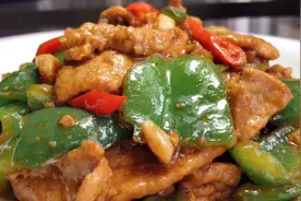 厨师长教你青椒炒肉的家常做法，步骤详细，滑嫩入味下酒又下饭