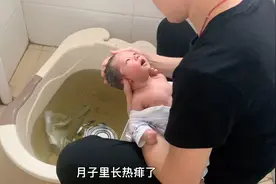 新手当爸妈的给宝宝的洗澡建议参考视频封面