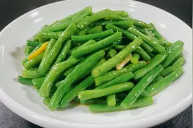 素炒豆角最好吃的家常做法，不过油不焯水，做法简单，翠绿鲜嫩视频封面