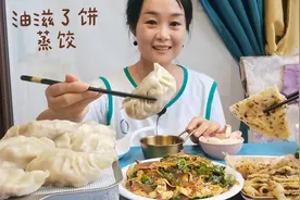 酸菜油滋了馅蒸饺，油滋了是这样熬的，再烙几张油滋了饼太香了