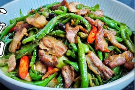 二荆条辣椒搭配五花肉做的小炒肉，吃着鲜辣入味，肉也肥而不腻