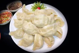 老厨包的西葫芦素蒸饺：烫面皮薄、馅大爆汁，搭配独特蘸汁贼好吃