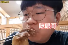 和朋友一起吃烤肉。视频封面