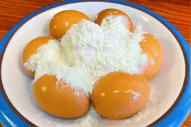 把面粉倒进鸡蛋里，真的头一次见，外婆用了四十年，个个流油冒沙视频封面
