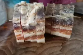 云南地方上做的腊肉，猪皮酥酥脆脆的非常好吃，原来技巧是这样啊视频封面