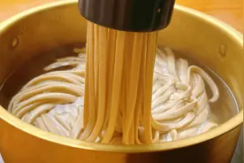 荞麦面条这样做才好吃，筋道爽滑不易断，减脂代餐天天吃都不腻！视频封面