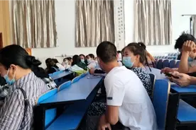 乘校车协议签订现场，监管越来越严，是对孩子负责？还是家长负担视频封面