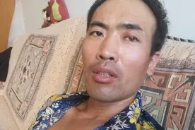 耳朵流水的正确处理方法，用棉棒沾上碘伏擦拭耳道，不出两三日好