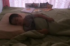 人类幼崽睡觉发生奇怪一幕!视频封面