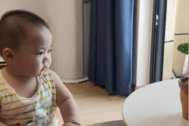 小萌娃第一次玩仙人掌玩具，被姐姐恶搞吓出表情包，反手一巴掌视频封面