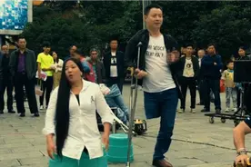 街头:残疾夫妻唱歌很好听，很多人来观看。视频封面