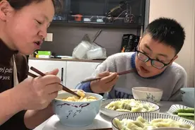 一家人周末包饺子，天宇写作业都能闻到香味，爸爸的厨艺不错视频封面