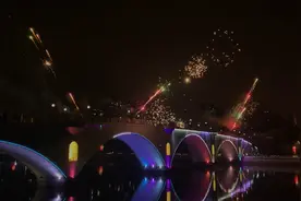 浉河公园步行桥上的烟花秀，真得是美不胜收，都来看看哦！