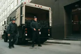 两个憨憨押运运钞车，太搞笑了。