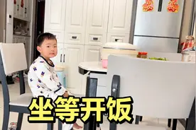 中午吃火锅，卓卓早早的坐到凳子上边唱歌边等吃饭，三口举杯畅饮