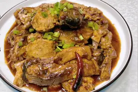 红烧红焖不如家常炖，老厨教你鲤鱼炖豆腐的炖制技巧，又香又入味视频封面