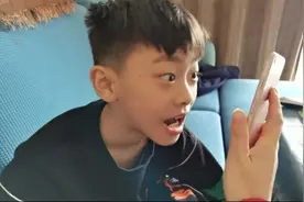 四年前用儿子身份证办银行卡，他第一次看见自己银行卡余额惊呆了视频封面