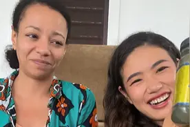 当外国女友遇到了中国臭豆腐！我在旁边馋哭了！美食新花样！视频封面