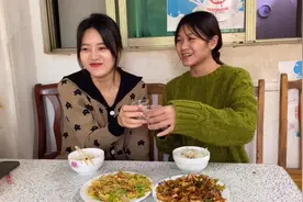 打工妹和表姐将分别，姐妹俩路边点俩菜聚最后一餐，异乡漂泊不异