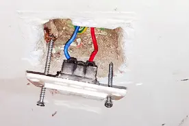 插座底盒的耳朵掉了怎么办？老电工教你个绝活，不用砸墙就能修复视频封面