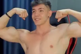 19岁的肌肉小帅哥，超治愈的笑容视频封面