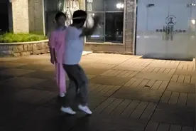 昨晚，一位练家师傅，在西安环城西苑，给女徒弟认真传授武术棍法视频封面