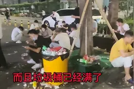 带大家看看凌晨2点的富士康的吸烟区，人挤人，单身的占了一大半视频封面