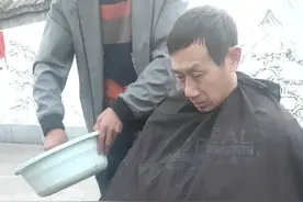 街边剃头匠刮脸刮胡子视频封面