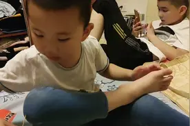小孩为啥都喜欢啃手指脚趾指甲难道是缺啥微量元素吗？减肥110斤视频封面