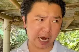 王老板叫村长帮找人来修房子，发现村长居然吃回扣视频封面