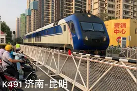 K491次列车通过水蚌铁路兰陵路道口