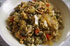 4块多钱买袋干槐花只用了一半，配上两个鸡蛋一把粉丝，吃得过瘾视频封面