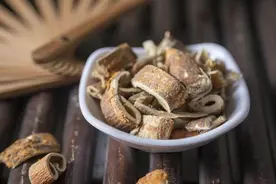 中老年腿抽筋，往往会是缺钙，错了！治腿抽筋、腿疼的方子视频封面