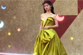 单依纯一袭黄裙惊艳亮相金鸡奖，再走红地毯，期待闭幕式首次献唱视频封面