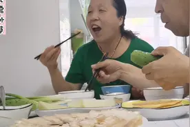 五花肉大块一煮原汁原味，烙饼子蘸酱菜，农家饭简单营养，太香了