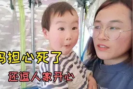 孩子发烧去诊所看病，灌肠哭的撕心裂肺，其实妈妈比你还疼视频封面