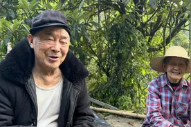 湖南深山一栋豪华木屋 住着一对80多岁夫妻 这是多少人向往的生活视频封面